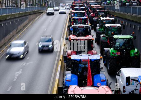 Brüssel, Belgien. 03. März 2023. Landwirte mit ihren Traktoren aus der nördlichen Region von Belgien nehmen am 3. März 2023 in Brüssel an einem Protest gegen einen neuen Plan der Regionalregierung zur Begrenzung der Stickstoffemissionen Teil. Kredit: ALEXANDROS MICHAILIDIS/Alamy Live News Stockfoto