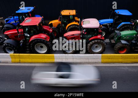 Brüssel, Belgien. 03. März 2023. Landwirte mit ihren Traktoren aus der nördlichen Region von Belgien nehmen am 3. März 2023 in Brüssel an einem Protest gegen einen neuen Plan der Regionalregierung zur Begrenzung der Stickstoffemissionen Teil. Kredit: ALEXANDROS MICHAILIDIS/Alamy Live News Stockfoto