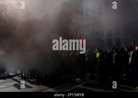 Brüssel, Belgien. 03. März 2023. Während eines Protests von Landwirten aus der nördlichen Region Flanderns gegen einen neuen Plan der Regionalregierung zur Begrenzung der Stickstoffemissionen in Brüssel, Belgien, am 3. März 2023 brennen Reifen. Kredit: ALEXANDROS MICHAILIDIS/Alamy Live News Stockfoto