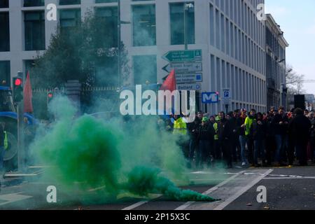 Brüssel, Belgien. 03. März 2023. Während eines Protests von Landwirten aus der nördlichen Region Flanderns gegen einen neuen Plan der Regionalregierung zur Begrenzung der Stickstoffemissionen in Brüssel, Belgien, am 3. März 2023 brennen Reifen. Kredit: ALEXANDROS MICHAILIDIS/Alamy Live News Stockfoto