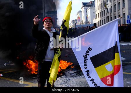 Brüssel, Belgien. 03. März 2023. Während eines Protests von Landwirten aus der nördlichen Region Flanderns gegen einen neuen Plan der Regionalregierung zur Begrenzung der Stickstoffemissionen in Brüssel, Belgien, am 3. März 2023 brennen Reifen. Kredit: ALEXANDROS MICHAILIDIS/Alamy Live News Stockfoto