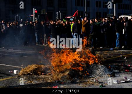 Brüssel, Belgien. 03. März 2023. Während eines Protests von Landwirten aus der nördlichen Region Flanderns gegen einen neuen Plan der Regionalregierung zur Begrenzung der Stickstoffemissionen in Brüssel, Belgien, am 3. März 2023 brennen Reifen. Kredit: ALEXANDROS MICHAILIDIS/Alamy Live News Stockfoto