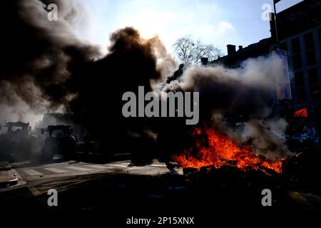 Brüssel, Belgien. 03. März 2023. Während eines Protests von Landwirten aus der nördlichen Region Flanderns gegen einen neuen Plan der Regionalregierung zur Begrenzung der Stickstoffemissionen in Brüssel, Belgien, am 3. März 2023 brennen Reifen. Kredit: ALEXANDROS MICHAILIDIS/Alamy Live News Stockfoto