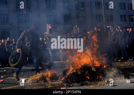 Brüssel, Belgien. 03. März 2023. Während eines Protests von Landwirten aus der nördlichen Region Flanderns gegen einen neuen Plan der Regionalregierung zur Begrenzung der Stickstoffemissionen in Brüssel, Belgien, am 3. März 2023 brennen Reifen. Kredit: ALEXANDROS MICHAILIDIS/Alamy Live News Stockfoto