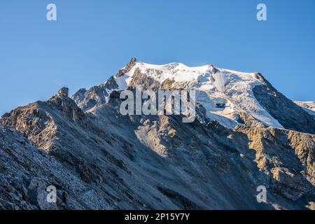 Felsiger Gipfel und Gletscher des Ortler Berges, 3 905 m, und Julius Payer Haus auf normaler Route. Der höchste Gipfel Tirols und das ehemalige österreichisch-ungarische Reich. Ostalpen, Italien Stockfoto