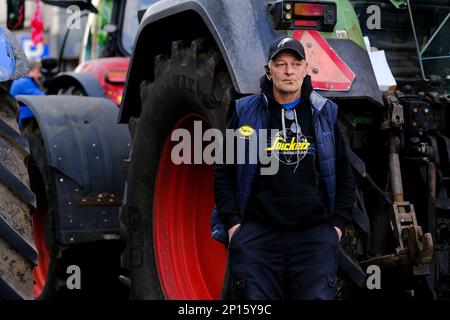 Brüssel, Belgien. 03. März 2023. Landwirte mit ihren Traktoren aus der nördlichen Region von Belgien nehmen am 3. März 2023 in Brüssel an einem Protest gegen einen neuen Plan der Regionalregierung zur Begrenzung der Stickstoffemissionen Teil. Kredit: ALEXANDROS MICHAILIDIS/Alamy Live News Stockfoto