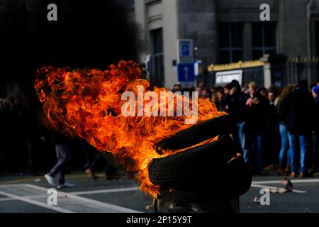 Brüssel, Belgien. 03. März 2023. Während eines Protests von Landwirten aus der nördlichen Region Flanderns gegen einen neuen Plan der Regionalregierung zur Begrenzung der Stickstoffemissionen in Brüssel, Belgien, am 3. März 2023 brennen Reifen. Kredit: ALEXANDROS MICHAILIDIS/Alamy Live News Stockfoto