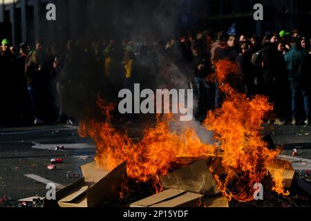 Brüssel, Belgien. 03. März 2023. Während eines Protests von Landwirten aus der nördlichen Region Flanderns gegen einen neuen Plan der Regionalregierung zur Begrenzung der Stickstoffemissionen in Brüssel, Belgien, am 3. März 2023 brennen Reifen. Kredit: ALEXANDROS MICHAILIDIS/Alamy Live News Stockfoto