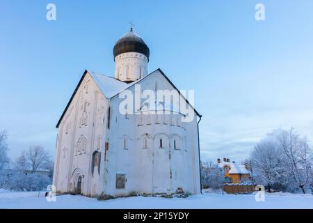 An einem Wintertag in der Ilyina Street, Veliky Novgorod, Russland. Das aktuelle Gebäude wurde 1374 erbaut Stockfoto