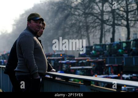 Brüssel, Belgien. 03. März 2023. Landwirte mit ihren Traktoren aus der nördlichen Region von Belgien nehmen am 3. März 2023 in Brüssel an einem Protest gegen einen neuen Plan der Regionalregierung zur Begrenzung der Stickstoffemissionen Teil. Kredit: ALEXANDROS MICHAILIDIS/Alamy Live News Stockfoto