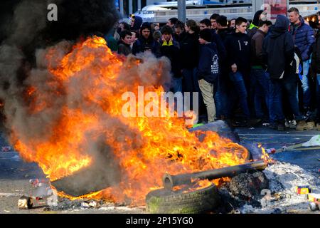 Brüssel, Belgien. 03. März 2023. Während eines Protests von Landwirten aus der nördlichen Region Flanderns gegen einen neuen Plan der Regionalregierung zur Begrenzung der Stickstoffemissionen in Brüssel, Belgien, am 3. März 2023 brennen Reifen. Kredit: ALEXANDROS MICHAILIDIS/Alamy Live News Stockfoto