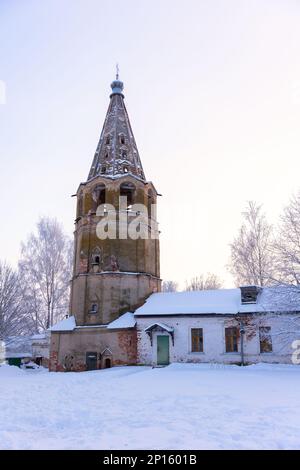 Glockenturm der Znamensky-Kathedrale, eine inaktive orthodoxe Kirche in Veliky Novgorod in der Nähe der Kirche der Transfiguration des Erlösers auf der Ilyin-Straße Stockfoto