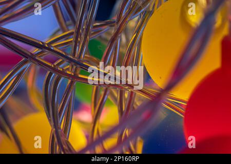 Eine Reihe von farbigen elektrischen dekorativen Lichtern und Drähten, Makro-Nahaufnahmen. Stockfoto