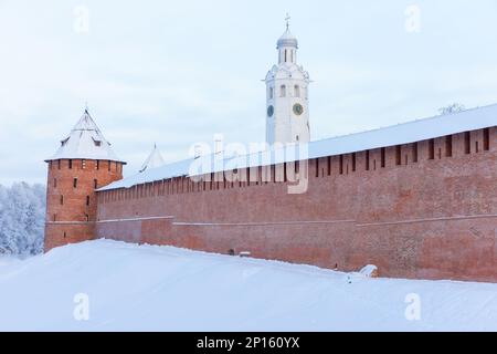 Novgorod Kreml, auch bekannt als Detinets. Türme und Mauern an einem Wintertag befindet sich der Glockenturm von Evfimievskaya der Sergievskaja-Kirche im Hintergrund. IT w Stockfoto