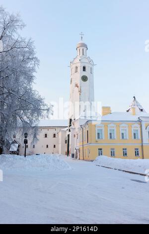 Der Glockenturm von Evfimievskaya an einem Wintertag bietet einen senkrechten Blick auf Veliky Novgorod, Russland. Es wurde 1463 erbaut Stockfoto