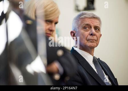 Marek Belka, Vizepräsident der S&D und ehemaliger polnischer Premierminister, ist während der Debatte in Warschau zu sehen. Unter dem Motto „die Zukunft der strategischen Autonomie der EU“ haben sich die europäischen Sozialisten und Demokraten (S&D) in Warschau mit der Stiftung für europäische Progressionsstudien (FEPS) zusammengetan, um über die offene strategische Autonomie der Europäischen Union zu debattieren. Unter den zahlreichen Teilnehmern nahmen die S&D-Abgeordneten Marek Belka (ehemaliger Ministerpräsident Polens) und Katarzyna Pisarska - Gründerin der Europäischen Akademie für Diplomatie - an der Debatte Teil, wobei der ehemalige polnische Präsident Aleksander Kwasniewski als Hauptredner A fungierte Stockfoto