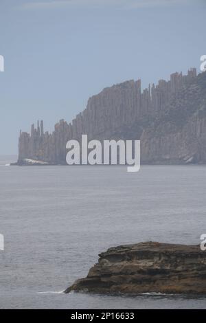 Cape Raoul und seine majestätischen Säulen aus Doleritfelsen, Tasmanische Halbinsel, Tasmanien, Australien. Doleritfelsen stehen majestätisch gegen die Elemente Stockfoto