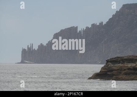 Cape Raoul und seine majestätischen Säulen aus Doleritfelsen, Tasmanische Halbinsel, Tasmanien, Australien. Doleritfelsen stehen majestätisch gegen die Elemente Stockfoto