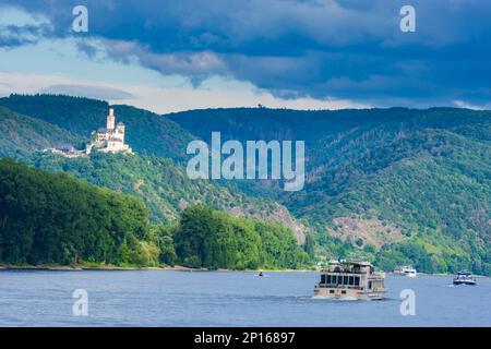 Oberwesel: Schloss Marksburg, Rhein, Schiffe in Rheintal, Rheinland-Pfalz, Rheinland-Pfalz, Deutschland Stockfoto