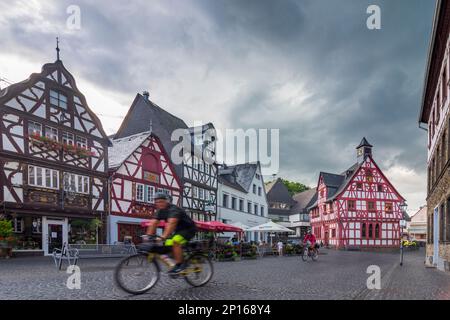 Rhens: Altstadt, Straße Hochstraße, Altes Rathaus, Fachwerkhäuser, Radfahrer im Rheintal, Rheinland-Pfalz, Rheinland-Pfalz, Deutschland Stockfoto