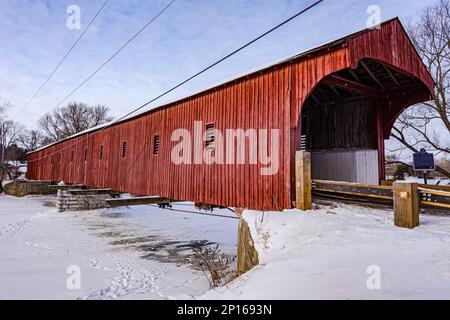 Nördlich von Kitchener, Ontario, ist die West Montrose Covered Bridge (auch bekannt als Kissing Bridge) eine der ältesten ihrer Art in Kanada. Stockfoto