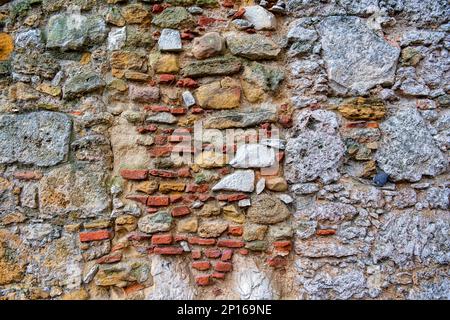 Die Ziegelverlegungstechnik der Antike. Vollbild einer mittelalterlichen befestigten Mauer. Stockfoto