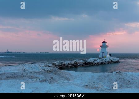 Das Southampton Front Range Light bringt Boote zum Saugeen River am Fuße der Bruce Peninsula in Ontario. Stockfoto