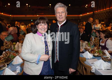 München, Deutschland. 03. März 2023. Dieter Reiter (SPD), Oberbürgermeister von München, und seine Frau Petra besuchen die Starkbieranstich auf dem Nockherberg. Kredit: Sven Hoppe/dpa/Alamy Live News Stockfoto