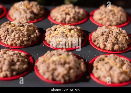 Frisch gebackene hausgemachte Cupcakes in Trägerschale, geringe Tiefenschärfe, Draufsicht. Stockfoto