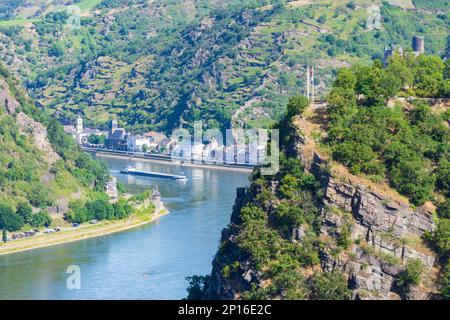 Sankt Goarshausen: Rhein (Rhein), Rock Loreley (Lorelei), Burg Katz Castle, Stadt Sankt Goarshausen, Frachtschiff in Rheintal, Rheinland-Pfalz, RHI Stockfoto