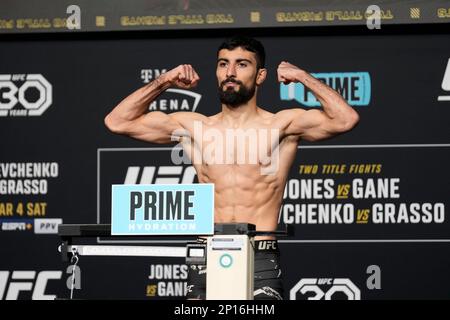 3. März 2023, Las Vegas, NV, LAS VEGAS, NEVADA, Vereinigte Staaten: LAS VEGAS, NV - März 3: Farid Basharat auf der Skala für die offiziellen Wiegevorgänge am UFC Apex für UFC 285 -Jones vs Gane : Offizielle Wiegevorgänge am 3. März 2023 in Las Vegas, NV, Vereinigte Staaten. (Kreditbild: © Louis Grasse/PX Imagens via ZUMA Press Wire) NUR REDAKTIONELLE VERWENDUNG! Nicht für den kommerziellen GEBRAUCH! Stockfoto