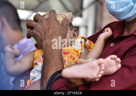 Kalkutta, Indien. 03. März 2023. Ein Kind mit hohem Fieber wartet auf die Behandlung in der Notfallstation des Dr. B C Roy Post Graduate Institute of Pediatric Sciences. Grippeähnliche Symptome, Fieber, Erkältung und Husten, Atembeschwerden, Müdigkeit, Und in Kalkutta und anderen Städten Westbengals wurde über einen plötzlichen Anstieg von Adenoviren berichtet. Laut Medienberichten sind in Westbengalen in den letzten Tagen mehr als 15 Kinder an akuten Atemwegsinfektionen gestorben. (Foto: Dipayan Bose/SOPA Images/Sipa USA) Guthaben: SIPA USA/Alamy Live News Stockfoto