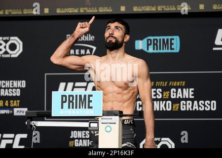 3. März 2023, Las Vegas, NV, LAS VEGAS, NEVADA, Vereinigte Staaten: LAS VEGAS, NV - März 3: Farid Basharat auf der Skala für die offiziellen Wiegevorgänge am UFC Apex für UFC 285 -Jones vs Gane : Offizielle Wiegevorgänge am 3. März 2023 in Las Vegas, NV, Vereinigte Staaten. (Kreditbild: © Louis Grasse/PX Imagens via ZUMA Press Wire) NUR REDAKTIONELLE VERWENDUNG! Nicht für den kommerziellen GEBRAUCH! Stockfoto