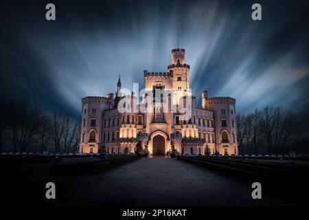 Nacht über Schloss Hluboka Nad Vltavou in der Tschechischen Republik. Stockfoto