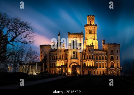 Nacht über Schloss Hluboka Nad Vltavou in der Tschechischen Republik. Stockfoto