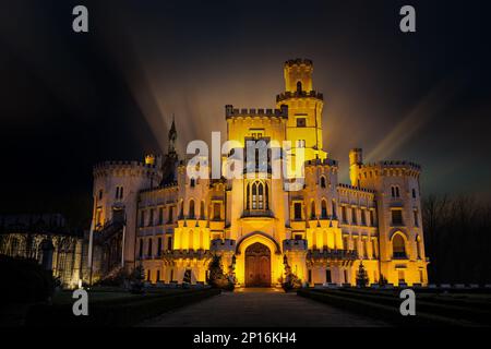 Nacht über Schloss Hluboka Nad Vltavou in der Tschechischen Republik. Stockfoto