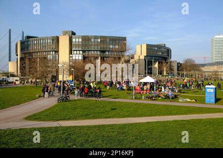 DEU, Europa, Deutschland, Nordrhein-Westfalen, Düsseldorf, 03.03.2023: Sehr überschaubare gemeinsame Kundgebung von Fridays for Future und Ver.di am Stockfoto