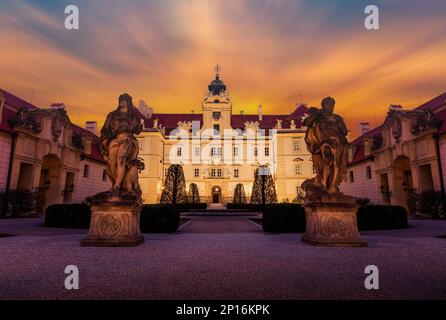 Schloss in Valtice mit wunderschönem Sonnenuntergangshimmel, Südmähren, Tschechien Stockfoto