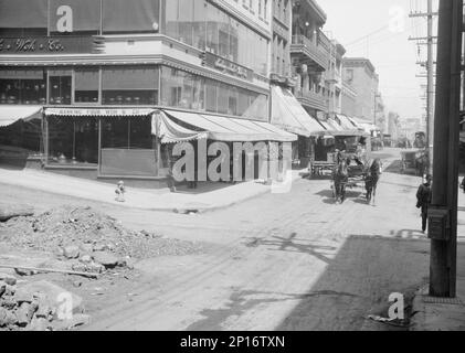 Straßenszene in San Francisco, zwischen 1896 und 1942. Chinesische Geschäfte: Nanking Fook Woh &amp; Co; chinesischer und japanischer Basar. Stockfoto