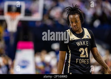 Greensboro, NC, USA. 3. März 2023. Wake Forest Demon Deacons bewachen Elise Williams (21) während des Viertelfinals des ACC-Turniers für Frauen gegen die Louisville Cardinals im Greensboro Coliseum in Greensboro, NC. (Scott Kinser/Cal Sport Media). Kredit: csm/Alamy Live News Stockfoto