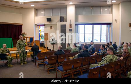 Cmdr. Douglas Kennedy, Chief Staff Officer des Befehlshabers, Fleet Activities Sasebo (CFAS), spricht mit Mitarbeitern der Sicherheitsabteilung der CFAS bei einer Nachbesprechung für die Regionale Bewertung (RASS) der Anlage am 16. Februar 2023. RASS ist Teil des Ausbildungszyklus und der Zeugniserteilung für die Marine Security Force (CNIC) von Commander, Navy Installations Command, in dem die Reaktionsfähigkeit und Einsatzbereitschaft der Sicherheitskräfte einer Anlage geprüft wird. Stockfoto