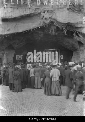 Bürgersteig- oder Karnevalsvorstellung, Cliff Bewohner, zwischen 1896 und 1911. Menschenmassen in einer Attraktion mit Ureinwohnern. Stockfoto