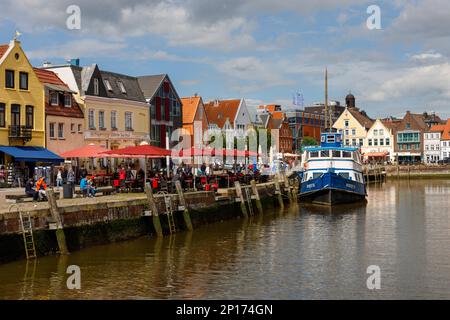 Husum Binnenhafen, eine beliebte Promenade für Touristen und Einheimische Stockfoto