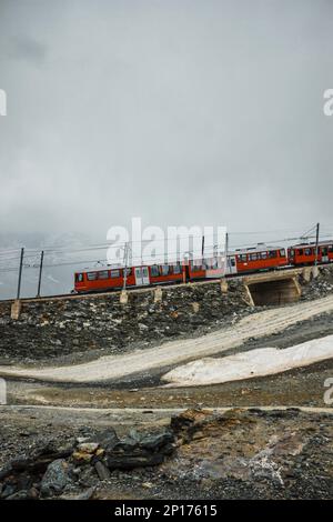 Eisenbahn und Bahn in den bewölkten Gornergrat Bergen. Zermatt, Schweizer Alpen. Abenteuer in der Schweiz. Stockfoto