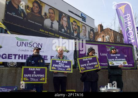 London, Großbritannien. 10. Februar 2023 Vor dem Hauptsitz des Londoner Ambulanzdienstes in Waterloo postieren, da die Ambulanzangestellten ihre Streiks über die Bezahlung hinaus fortsetzen. Stockfoto