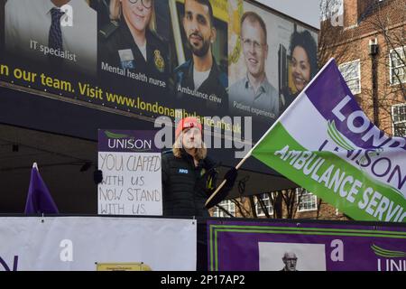 London, Großbritannien. 10. Februar 2023 Vor dem Hauptsitz des Londoner Ambulanzdienstes in Waterloo postieren, da die Ambulanzangestellten ihre Streiks über die Bezahlung hinaus fortsetzen. Stockfoto