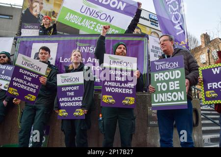 London, Großbritannien. 10. Februar 2023 Vor dem Hauptsitz des Londoner Ambulanzdienstes in Waterloo postieren, da die Ambulanzangestellten ihre Streiks über die Bezahlung hinaus fortsetzen. Stockfoto