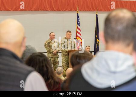 USA Armeesoldaten von Kompanie C, 3-126., Army Aviation (Luftnotfallfahrzeug), 86. Truppenkommando, Garrison Support Command der Vermont Nationalgarde führen ihre Dislozierungszeremonie am 4. Februar 2023 in South Burlington, VT, durch. Gouverneur Phil Scott und Adjutant General der Nationalgarde von Vermont, Gregory Knight, waren anwesend, um während der Abschiedszeremonie eine Rede zu halten. Stockfoto