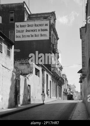 Genießen Sie den Blick auf Kuba und Guatemala zwischen 1899 und 1926 Uhr. Straßenszene in Kuba: 'Die höchsten - trockensten - gesündesten und coolsten Apartments in Habana. Ideale Lage für das beste Hotel. Stockfoto