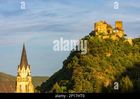 Oberwesel: Schloss Schönburg, Liebfrauenkirche in Rheintal, Rheinland-Pfalz, Rheinland-Pfalz, Deutschland Stockfoto